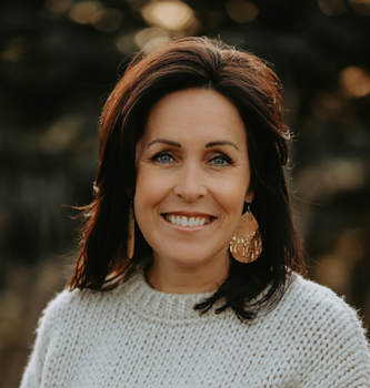 Nikki Peters, Broker